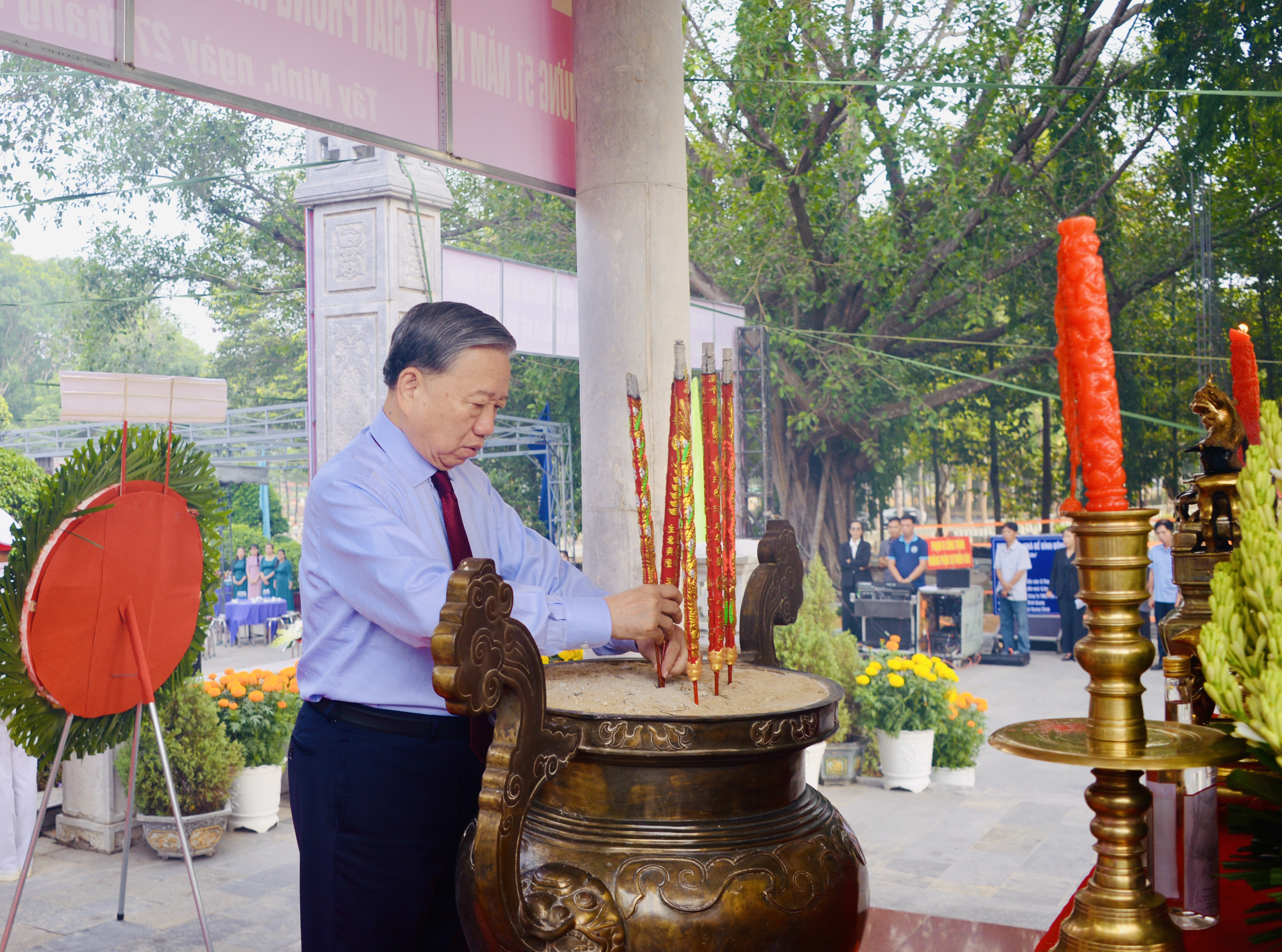 Sekjen Sekaligus Presiden To Lam Persembahkan Dupa di Pemakaman Martir Tan Bien, Provinsi Tay Ninh